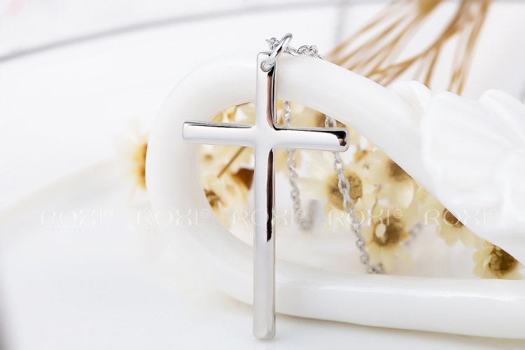 THE QUEEN'S STATEMENT CROSS NECKLACE