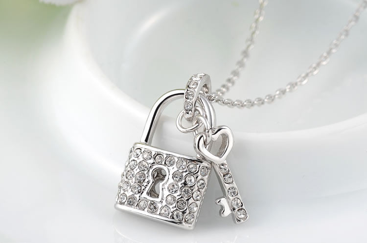 THE LOCK & KEY WHITE OR ROSE GOLD COLOR NECKLACES