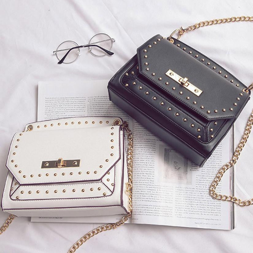 THE QUEEN'S CHAIN LEATHER HANDBAGS